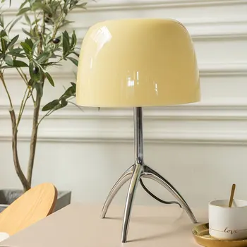 Vienkārši post-modernās konfektes krāsu tabula gaismas guļamistaba studiju naktsgaldiņš vara galda dekorēšana galda lampa Attēls 2