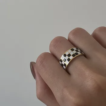 Melnā un baltā šaha tīkla joslas gredzeni sievietēm ir 2021. zelta nerūsējošā tērauda emaljas gredzeni paaugstināma punk streetwear cool Attēls 2